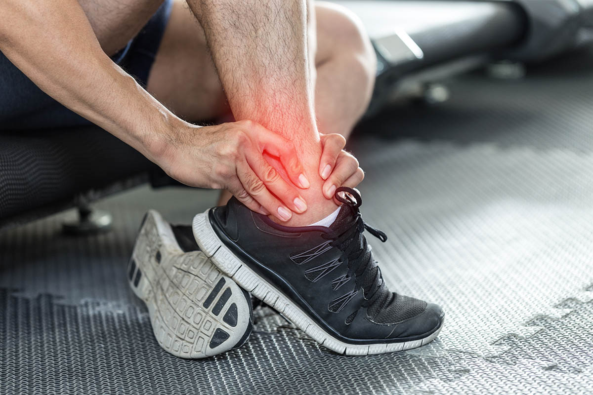 image d'un sportif ayant une blessure à la cheville